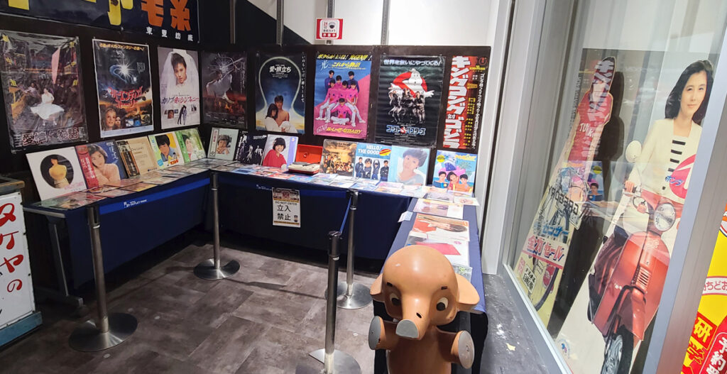 アウトレット内で立ち寄った昭和レトロ展の展示レコードやポスターの風景